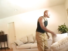 Мулатка с огромной жопой отсасывает негру и прыгает на его члене