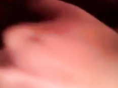 Жена отсасывает член, а мужчина снимает процесс крупным планом