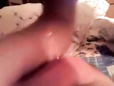 Жена отсасывает член, а мужчина снимает процесс крупным планом