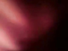 Жена отсасывает член, а мужчина снимает процесс крупным планом