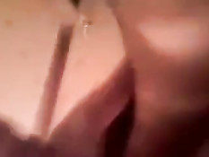 Жена отсасывает член, а мужчина снимает процесс крупным планом