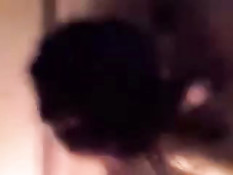 Жена отсасывает член, а мужчина снимает процесс крупным планом