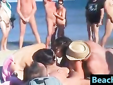 Эти развратные свингеры летом занимаются сексом на морском пляже