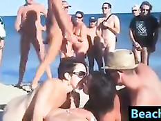 Эти развратные свингеры летом занимаются сексом на морском пляже