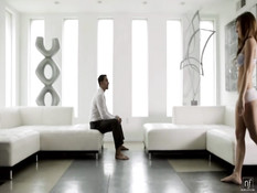 Худая девчонка в белом белье подрочила парню и села на его член