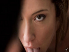 Худая девчонка в белом белье подрочила парню и села на его член