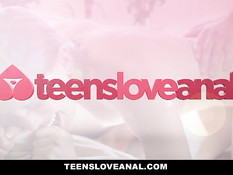 Милая девка Alice Green отсасывает мужику и даёт отодрать в попу