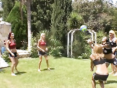 Пять транссексуалов почти затрахали парня после игры в волейбол