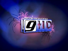 Сисястый транссексуал с татуировками Pantera играет со своим хуем