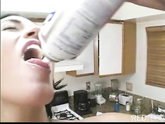 Мужчина пришёл домой и оттрахал на кухне брюнетку с косичками