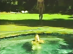 Неверная жена в открытом бассейне на улице ебётся с любовником