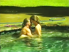 Неверная жена в открытом бассейне на улице ебётся с любовником
