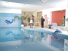 Мужчины оттрахали молодую сексуальную брюнетку возле бассейна