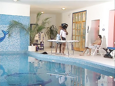 Мужчины оттрахали молодую сексуальную брюнетку возле бассейна