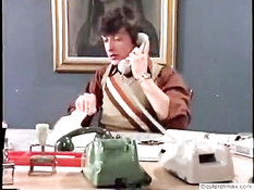 Две развратные сотрудницы трахаются с мужчиной в его кабинете