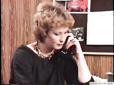 Две развратные сотрудницы трахаются с мужчиной в его кабинете