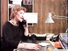 Две развратные сотрудницы трахаются с мужчиной в его кабинете