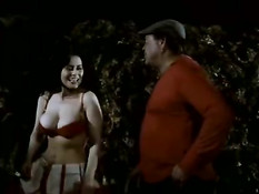 Мужик ебёт сисястую брюнетку в кустах в мексиканском ретро порно