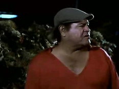 Мужик ебёт сисястую брюнетку в кустах в мексиканском ретро порно