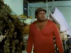 Мужик ебёт сисястую брюнетку в кустах в мексиканском ретро порно