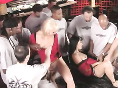 Парни привели на вечеринку и оттрахали шлюх Maya Hills и Niya Yu