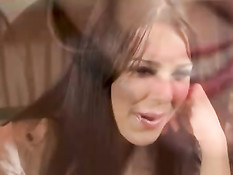 Три похотливые суки используют парня в качестве своего секс раба