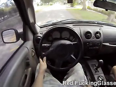 Парень снял на улице молодую блондинку и дал отсосать в машине