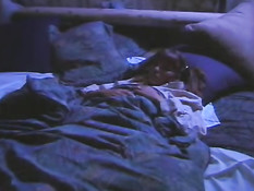 Сексуально озабоченная девка мастурбирует подглядывая за парой