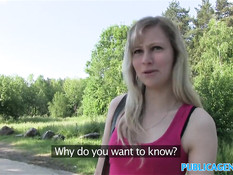 Молоденькая блондиночка согласилась отсосать и трахнуться в лесу