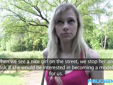 Молоденькая блондиночка согласилась отсосать и трахнуться в лесу