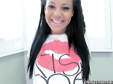 18-летняя девчонка Stacey Day отсасывает член на порно кастинге