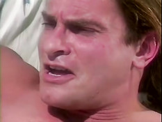 Худая девушка Gwen Summers ебётся с парнем на открытой террасе