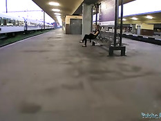 Парень снял на вокзале девку и оттрахал на улице в бритую пизду