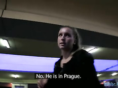 Парень снял на вокзале девку и оттрахал на улице в бритую пизду