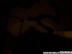 Молодая любительница с выбритой киской раздевается и загорает