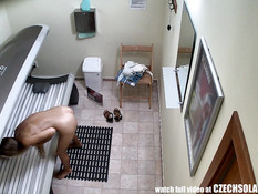 Молодая любительница с выбритой киской раздевается и загорает