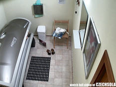 Молодая любительница с выбритой киской раздевается и загорает