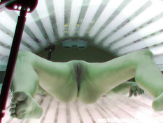 Молодая любительница с выбритой киской раздевается и загорает