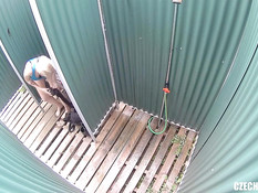 Худая чешская женщина раздевается и моется в душевой кабинке