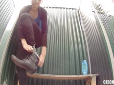 Худая чешская женщина раздевается и моется в душевой кабинке