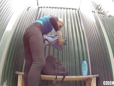 Худая чешская женщина раздевается и моется в душевой кабинке