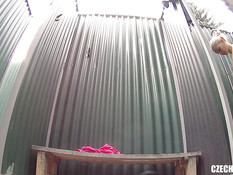 Худая чешская женщина раздевается и моется в душевой кабинке