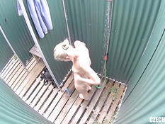 Худая чешская женщина раздевается и моется в душевой кабинке