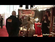 Стриптизёрша продемонстрировала секс с молодым парнем на сцене