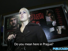 Парень снял на улице юную блондинку и оттрахал в туалете поезда