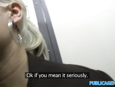 Парень снял на улице юную блондинку и оттрахал в туалете поезда