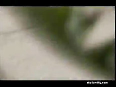 Видеокамера снимает как отдыхающие занимаются сексом на пляже