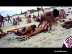 Видеокамера снимает как отдыхающие занимаются сексом на пляже