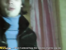 Русская девушка делает парню минет и трахается раком в ресторане