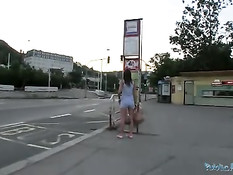 Молодая попутчица дрочит член и трахается в машине с водителем